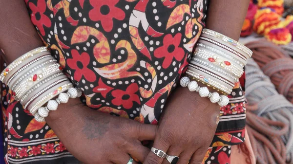 一个穿着传统服装和珠宝的印度女人 — 图库照片