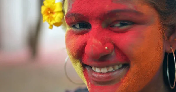 Ett Porträtt Hona Med Målad Klänning Holi Hindu Festivalen — Stockfoto
