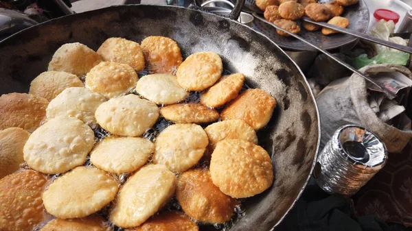 Een Populaire Indiase Gefrituurde Kruidige Snack Kachori Bereidingsproces Een Koekenpan — Stockfoto