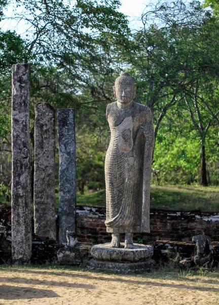 Eine Vertikale Aufnahme Einer Buddhistischen Skulptur Garten — Stockfoto