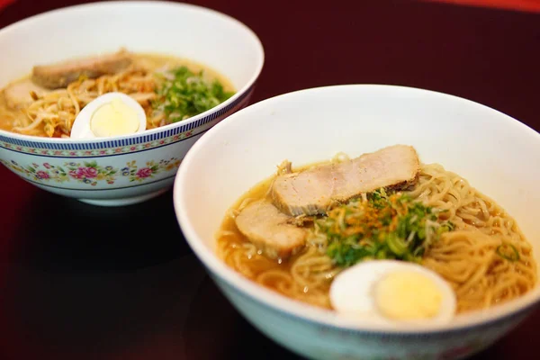 Dwie Porcje Pysznej Zupy Ramen Wieprzowiną Makaronem Jajkami — Zdjęcie stockowe