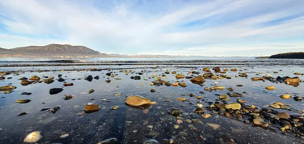 Sebuah Pencakar Langit Atas Danau Pemandangan Dengan Batu Batu Yang — Stok Foto