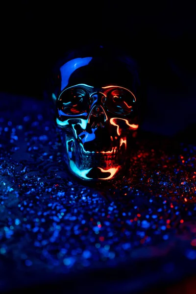 Renkli Neon Işıklarla Aydınlatılmış Bir Kafatasının Yakın Çekimi — Stok fotoğraf