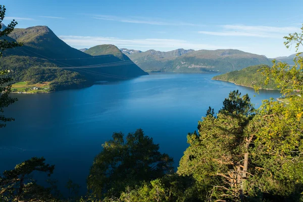 Una Vista Fascinante Fiordo Azul Paisajes Circundantes Noruega — Foto de Stock