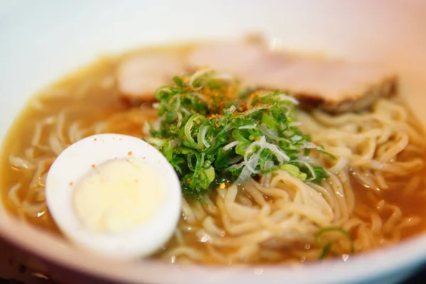 Una Sopa Con Fideos Cerdo Huevo Delicioso Ramen —  Fotos de Stock