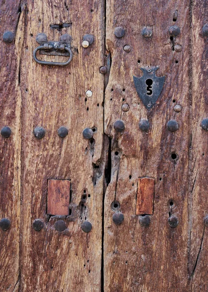 Античная Деревянная Дверь Ржавым Оборудованием — стоковое фото