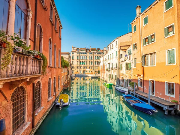 Венеціанський Водний Канал Кольоровими Старовинними Цегляними Будинками Зеленою Чистою Водою — стокове фото