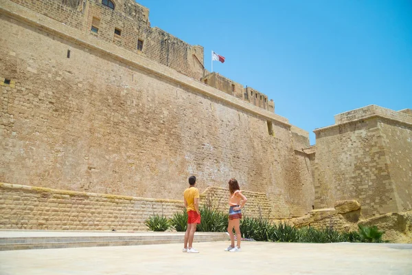 Couple Debout Près Mur Citadelle Castello Victoria Gozo Malte — Photo