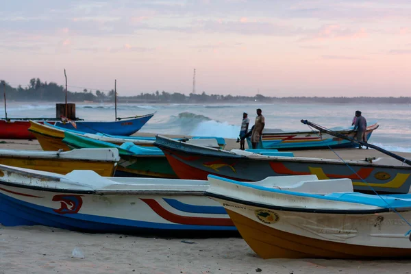 Barcos Pesca Atracados Com Poucos Pescadores Costa Baía Arugam Sri — Fotografia de Stock