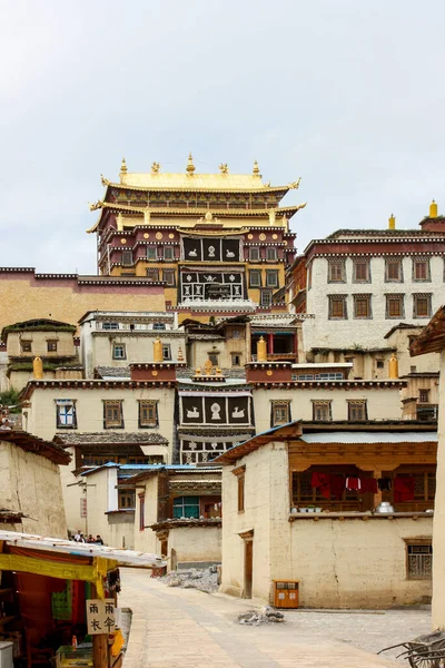 Вертикальный Снимок Монастыря Сонцзэньлинь — стоковое фото