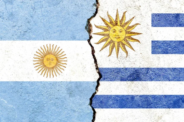 Eine Nahaufnahme Der Flaggen Argentiniens Und Uruguays Auf Einer Rissigen — Stockfoto