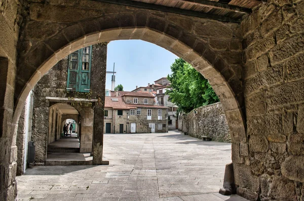 Bellissimo Scatto Della Piazza Attraverso Arco Medievale Pietra Pontevedra Spagna — Foto Stock