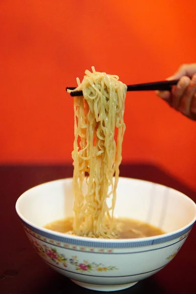 Gros Plan Nouilles Sur Les Baguettes Ramen Soupe Traditionnelle Japonaise — Photo