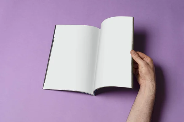 Uma Mão Masculina Abrindo Catálogo Livros Com Páginas Branco Superfície — Fotografia de Stock