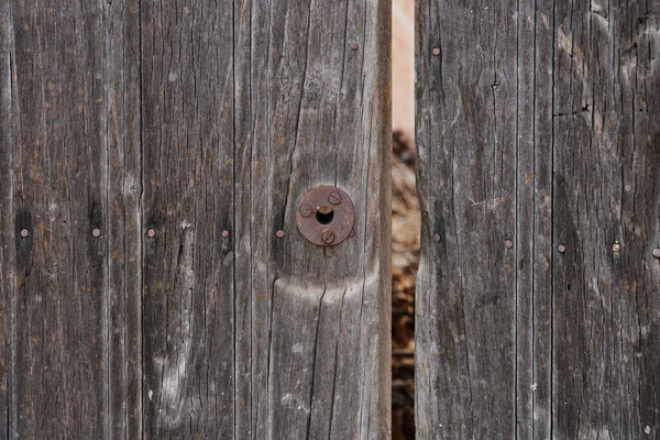 Zabytkowe Drewniane Drzwi Zardzewiałym Sprzętem — Zdjęcie stockowe