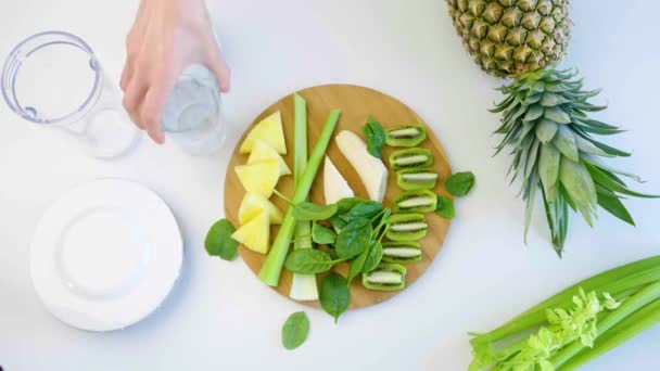 Čerstvý Zelený Salát Zeleninou Bylinkami Bílém Pozadí — Stock video