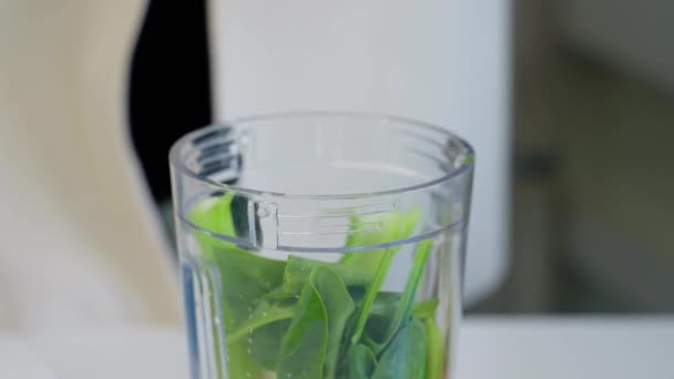 Ποτήρι Νερό Πράσινο Γρασίδι Και Ένα Μπουκάλι Γάλα — Αρχείο Βίντεο
