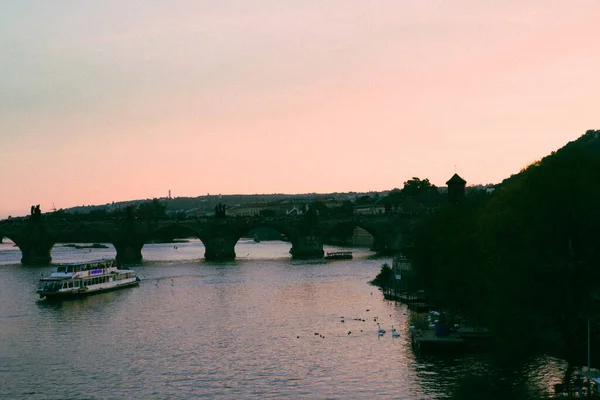 Çek Cumhuriyeti Prag Daki Charles Köprüsü Nün Gün Batımı Manzarası — Stok fotoğraf