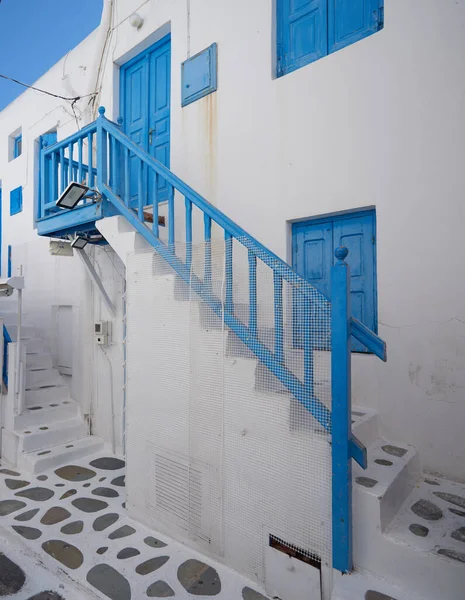 希腊Mykonos传统粉刷建筑的垂直照片 — 图库照片