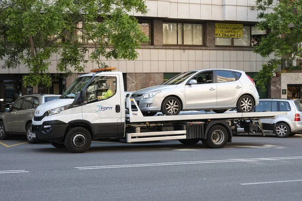 Barcelona Hiszpania Czerwca 2021 Hyundai I30 Zamontowany Holowniku Iveco Daily — Zdjęcie stockowe