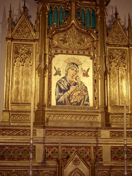 Tiro Vertical Uma Bela Parede Ouro Detalhada Uma Igreja — Fotografia de Stock