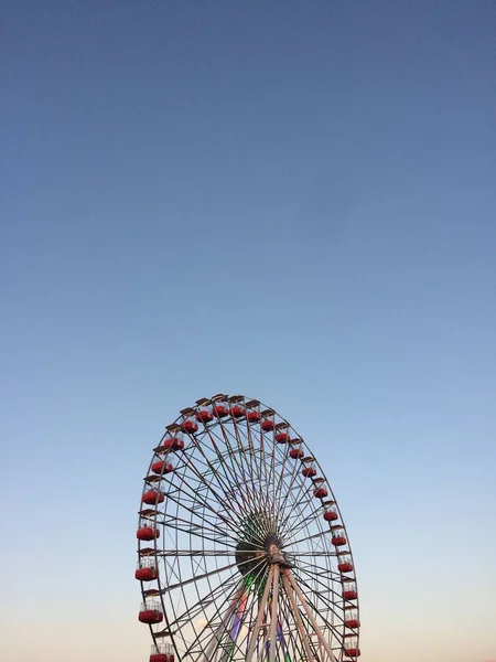 Una Gran Rueda Hurón Sobre Fondo Cielo Azul — Foto de Stock