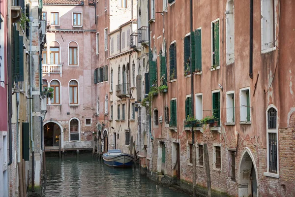 イタリアにあるヴェネツィアの運河と建物 — ストック写真