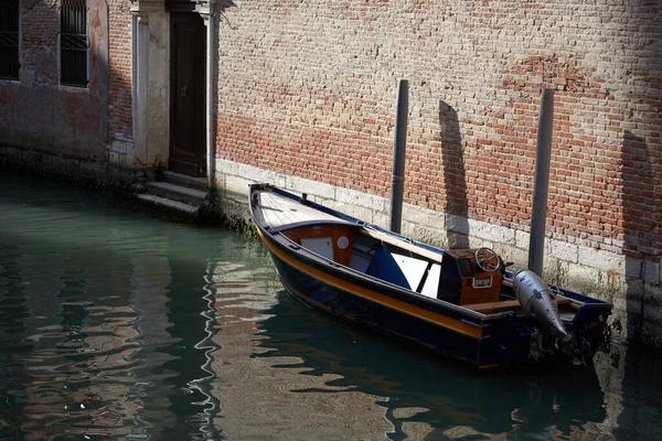 Une Télécabine Dans Canal Près Bâtiment Venise Italie — Photo