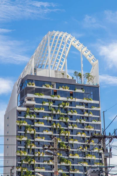 Tastefully Contemporary Green Facade Multi Story Building Southeast Asia — Stock Photo, Image