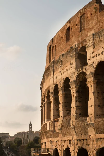 ローマのコロッセオは 常に観光客でいっぱいです — ストック写真