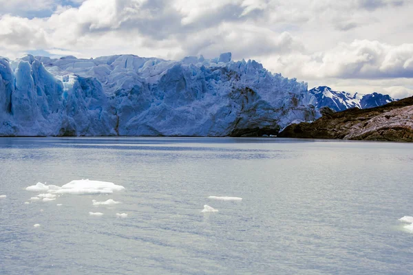 莫雷诺冰川 Perito Moreno Glacier 是位于阿根廷圣克鲁斯省洛斯冰川国家公园的一座冰川 — 图库照片