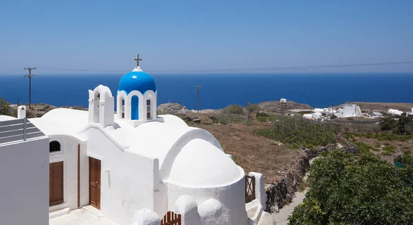 ギリシャのサントリーニ島にある伝統的な白塗りの教会 — ストック写真