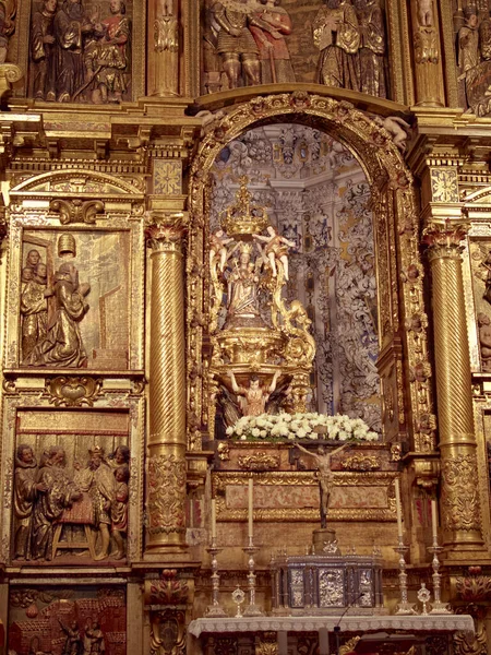 Plano Vertical Hermosas Decoraciones Oro Detalladas Una Iglesia — Foto de Stock