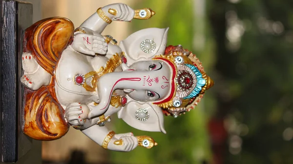 Detailní Záběr Figurky Ganesha Rozmazaném Pozadí Venku — Stock fotografie