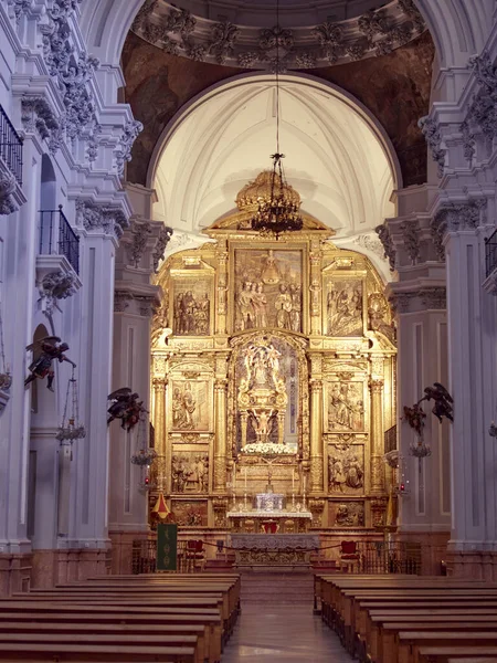 Eine Vertikale Aufnahme Schöner Detaillierter Golddekorationen Einer Kirche — Stockfoto