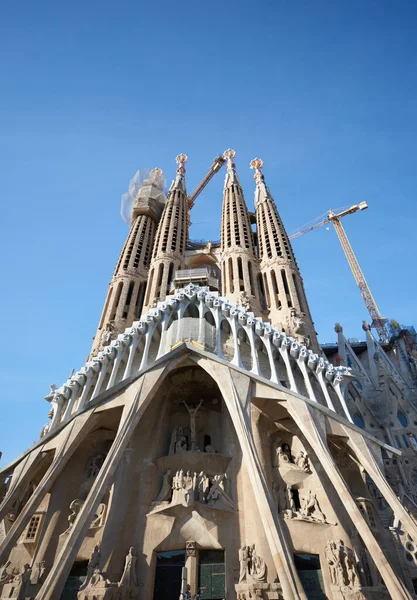 スペイン バルセロナのラ サグラダ ファミリアの垂直ショット — ストック写真