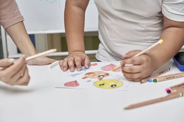 Professor Arte Adulto Ajudando Aluno Desenhar Durante Aula Escola — Fotografia de Stock