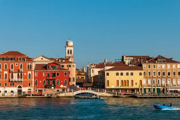 Een Schilderachtig Uitzicht Architectonische Gebouwen Een Haven Venetië Italië — Stockfoto