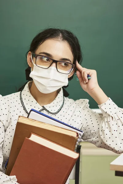 Een Multi Raciale Lerares Met Een Gezichtsmasker Een Bril Die — Stockfoto