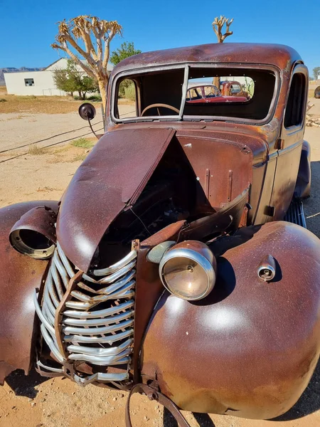 Una Vecchia Auto Epoca Rotta Gettata Deserto — Foto Stock