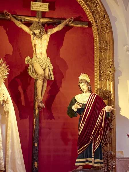 Plan Vertical Une Sculpture Crucifiée Jésus Dans Une Église — Photo