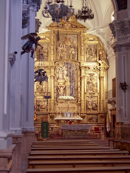 Plano Vertical Hermosas Decoraciones Oro Detalladas Una Iglesia — Foto de Stock