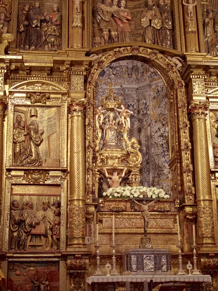 Colpo Verticale Belle Decorazioni Oro Dettagliate Una Chiesa — Foto Stock