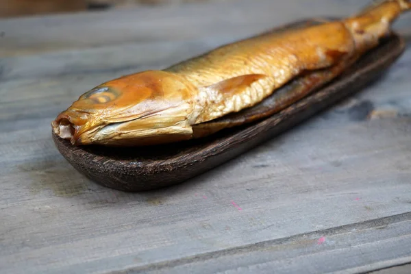 Крупный План Вкусной Копченой Рыбы Подаваемой Тонкой Длинной Тарелке Деревянном — стоковое фото