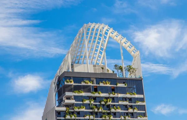 Tastefully Contemporary Green Facade Multi Story Building Southeast Asia — Stock Photo, Image