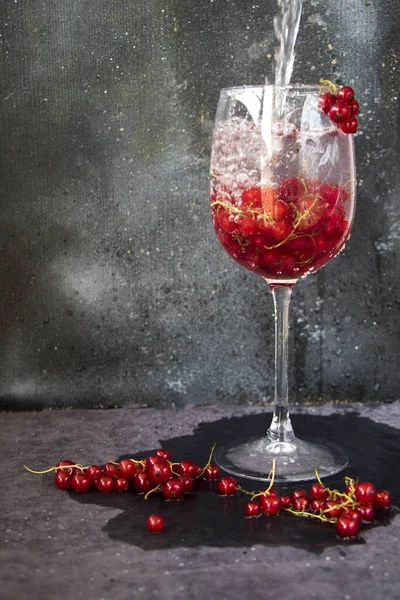 Ribes Rosso Fresco Bicchiere Vino Sfondo Grigio — Foto Stock