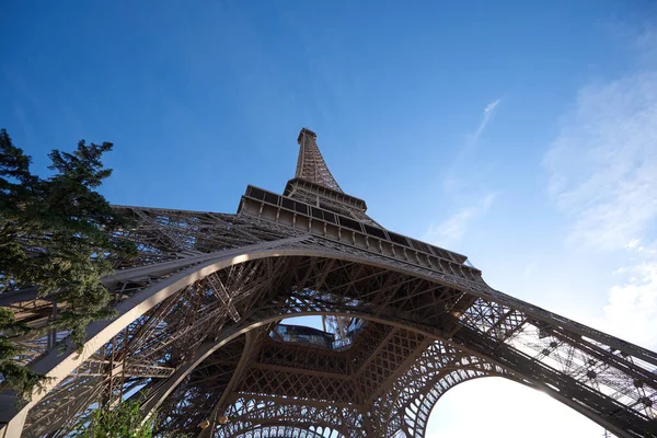 Uma Foto Baixo Ângulo Icônica Torre Eiffel Paris França — Fotografia de Stock