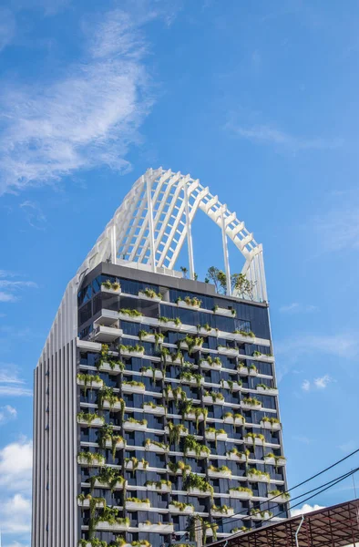 Una Fachada Verde Contemporánea Edificio Varios Pisos Sudeste Asiático — Foto de Stock