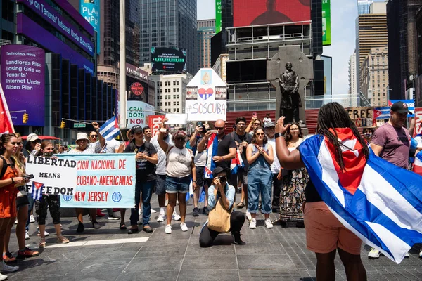 2021年7月18日 在纽约市时代广场 Times Square 的一次集会上 活动人士抗议古巴的政治压迫 — 图库照片