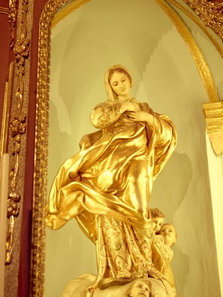 Eine Vertikale Aufnahme Einer Schönen Religiösen Goldskulptur Einer Kirche — Stockfoto